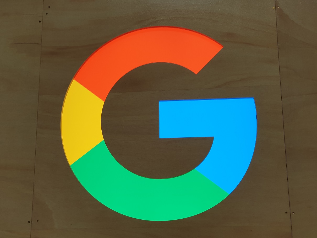 Googlen logo seinässä