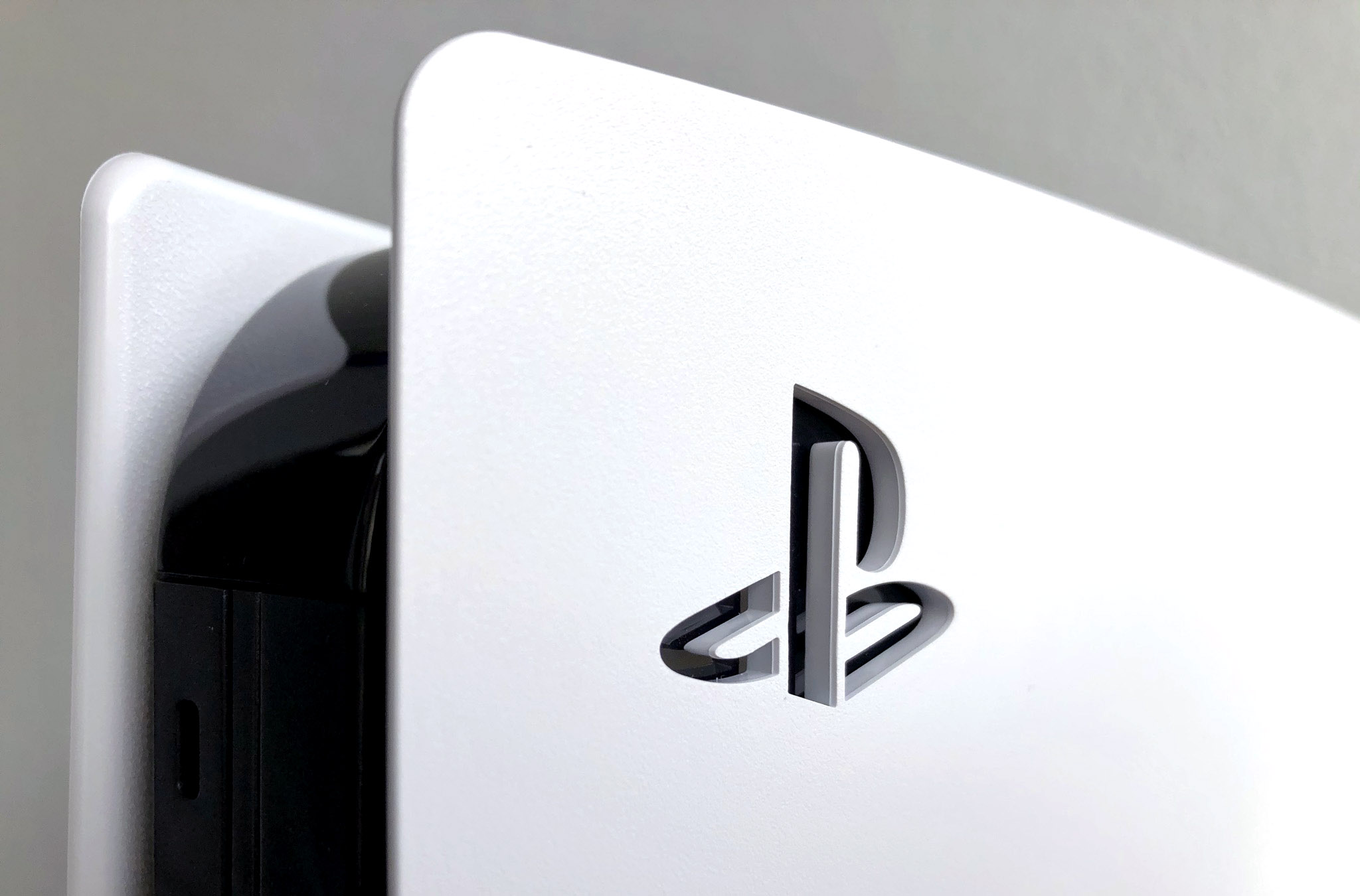 PlayStationin Logo PlayStation 5:n kyljessä
