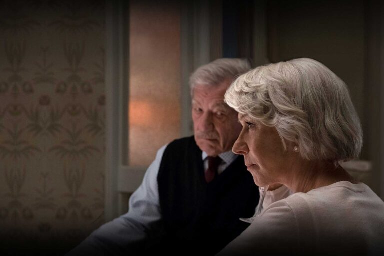 Ian McKellen ja Helen Mirren elokuvassa The Good Liar © 2019 Warner Bros. Entertainment Inc. and BRON Creative USA, Corp.